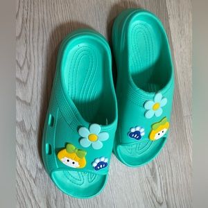 Charming green slippers, designed for Asian feet at size 40-New
